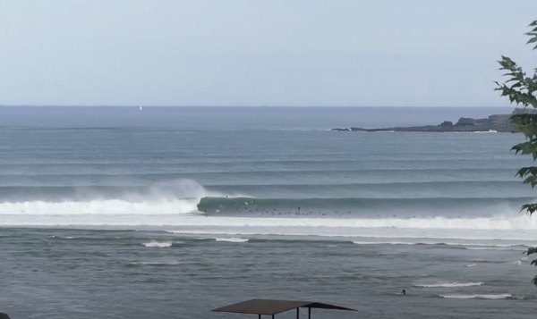 Centenas de surfistas testam os tubos de Mundaka