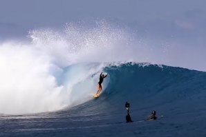 O Surf de Erin Brookes de 14 anos de idade, sem hesitações - nos tubos de Kandui