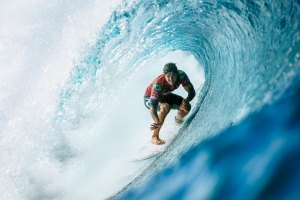 KELLY SLATER E GABRIEL MEDINA LEVAM AS EMOÇÕES DO PÚBLICO AO RUBRO COM A SUA PASSAGEM ÀS MEIAS FINAIS