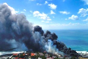 Incêndio de grandes dimensões devasta zona hoteleira de Uluwatu em Bali - Indonésia