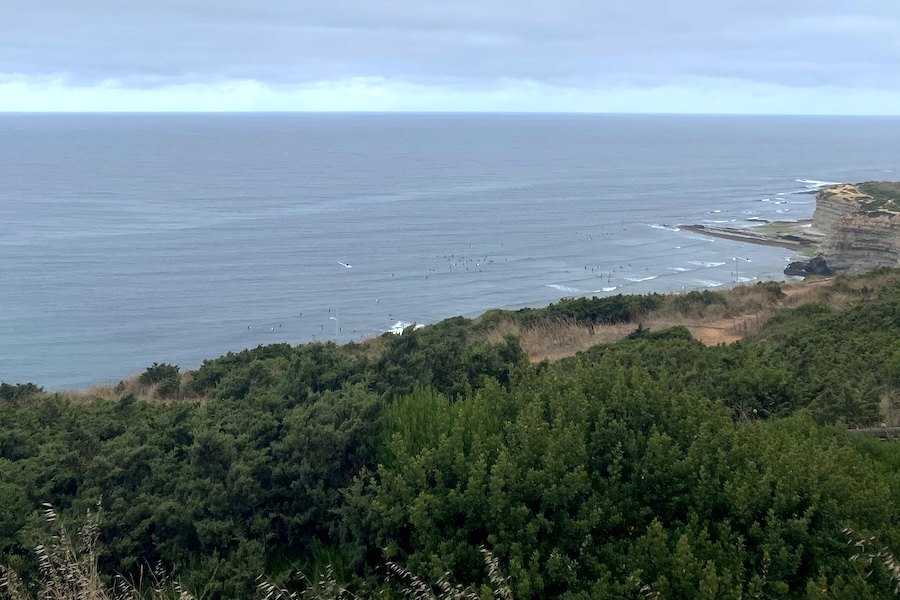 Ericeira durante um dia raro de ondas pequenas este verão