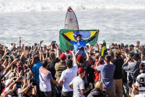 O QUE PODERÁ LEVAR GABRIEL MEDINA E CARISSA MOORE A GANHAR O TÍTULO MUNDIAL EM PENICHE