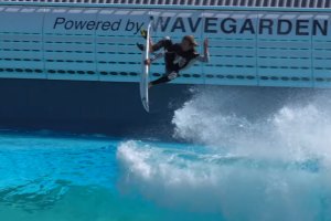 JACOB "ZEKE" SZEKELY SURFA A ONDA ARTIFICIAL DA COREIA DO SUL