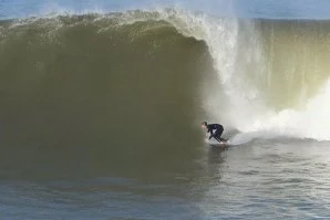 A Baía na Ericeira volta finalmente a funcionar, com ondas pesadas e tubulares