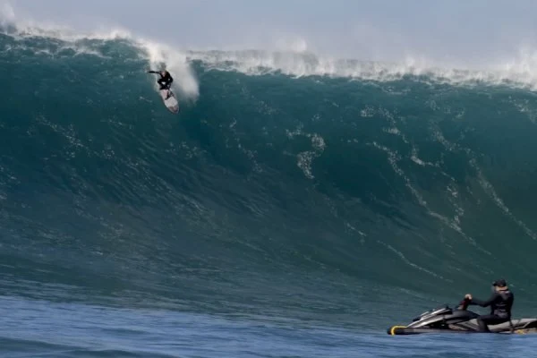 Mavericks voltou a acordar: sessão XL de fevereiro em vídeo com a elite de Half Moon Bay