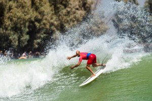 Kelly Slater a competir no Surf Ranch Pro.