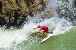 Kelly Slater a competir no Surf Ranch Pro. 