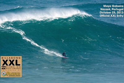 MAYA GABEIRA DESCE “MONTANHA” NA NAZARÉ