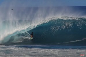 As ondas de Pipeline elevam-se para dar as boas-vindas a Dezembro, ao lado de grandes nomes do surf