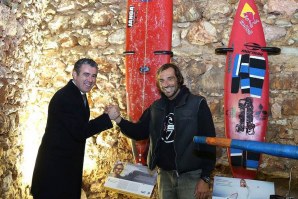 JOÃO DE MACEDO É O PRIMEIRO SURFISTA PORTUGUÊS NA &#039;SURFER WALL’ DA NAZARÉ