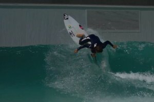IAN GOUVEIA MOSTRA A SUA SESSÃO DE TESTE NA PISCINA DE ONDAS WAVEGARDEN COVE