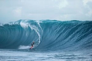 Maya Gabeira sofre lesão a surfar na Nazaré