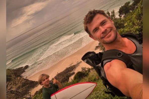 Chris Hemsworth está a criar uma família de mini-surfistas