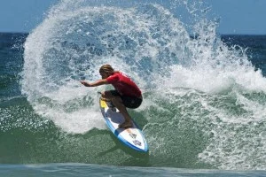 O veterano Wade Carmichael mostra o que é preciso fazer para passar heats no verão australiano.