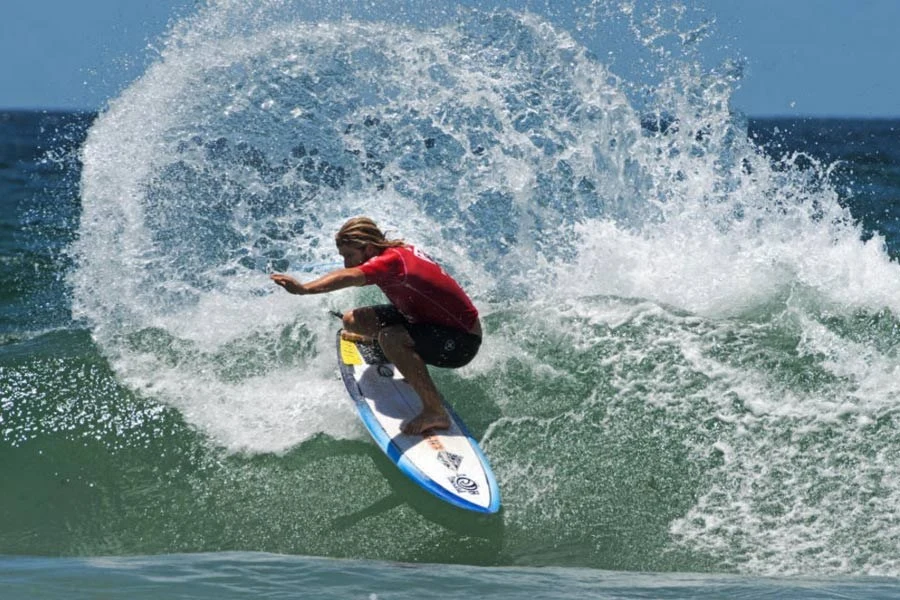 O veterano Wade Carmichael mostra o que é preciso fazer para passar heats no verão australiano.