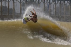 LAKEY PETERSON E CAROLINE MARKS AQUECEM OS MOTORES DO SURF RANCH NUMA SESSÃO DE TREINO