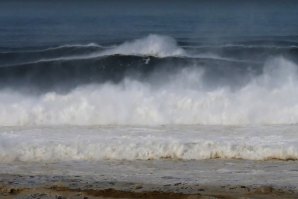 Já foram surfadas as primeiras ondas da manhã na Nazaré - será esta a maior ondulação de sempre?