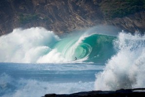 Lourenço Katzenstein apanha uma das maiores ondas já surfadas no Brasil