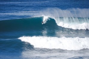 Na Madeira o Surf é ainda possível. Na foto Orlando Pereira a aproveitar ao máximo as condições de excelência de uma das Pérolas do Atlântico