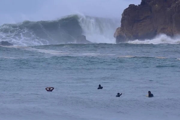 Nazaré Goes Epic: direitas perfeitas no lado sul da falésia antes da chegada da tempestade Ingrid