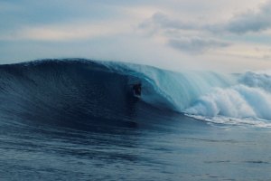 Nic Von Rupp explora as ondas e os mistérios de São Miguel, nos Açores