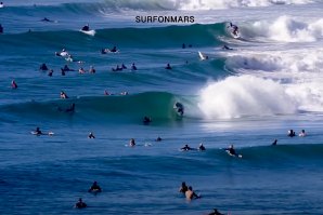 O Surf numa onda quase mecânica com Kelly Slater e mais &quot;500 amigos&quot;