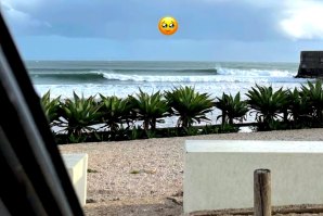 Sessão de surf de ondas perfeitas na Praia da Torre, próxima de Carcavelos, cancelada pela Policia Maritima