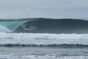 O surf na esquerda de sonho da Indonésia a semana passada