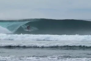 O surf na esquerda de sonho da Indonésia a semana passada