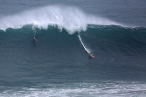 Foto tirada na Praia do Norte, aos surfistas Nic Lamb (USA) e João Macedo (PT) durante o ano de 2015