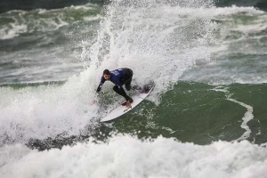 Daniel Glenn a fazer gato sapato das ondas da Praia dos Pescadores.
