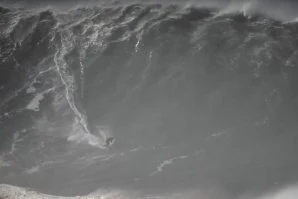 Nic Von Rupp protagoniza o 1º grande wipeout do dia na Nazaré