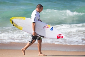 TIAGO PIRES JÁ CONHECE ADVERSÁRIOS PARA TEAHUPOO