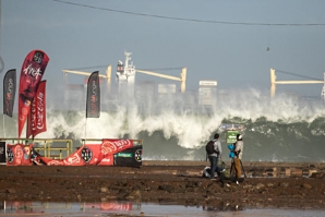 Ondas gigantes obrigam ao cancelamento do Arica Pro - evento QS1500 no Chile