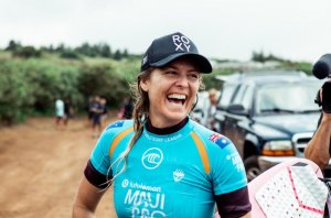 Stephanie Gilmore é uma das atletas australianas a vestir a licra para a ocasião   Foto: WSL / CAIT MIERS