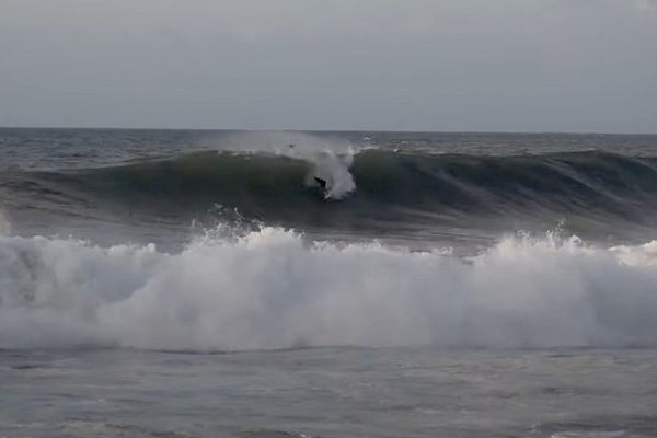 Um vídeo cru com John John Florence e  Eli Olson no North Shore Hawaiano