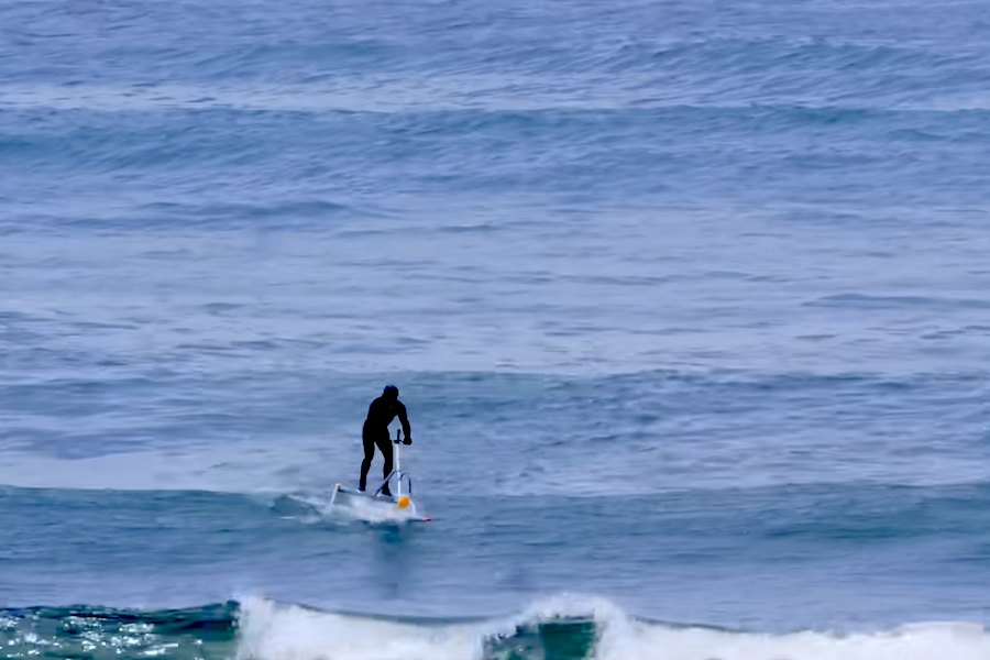 A invenção mais estranha do surf? Levaram uma bicicleta de águas paradas para o mar