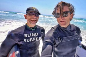 Youtuber Casey Neistat passou um dia com o surfista cego Pete Gustin