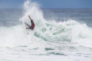 Portugueses Guilherme Ribeiro e Francisca Veselko nas finais do QS Caraïbos Lacanau Pro