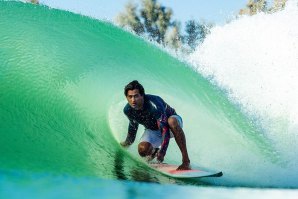 Joe Turpel desfruta ao máximo de algumas das melhores ondas que existem no Mundo. Click por Kelly Cestari.