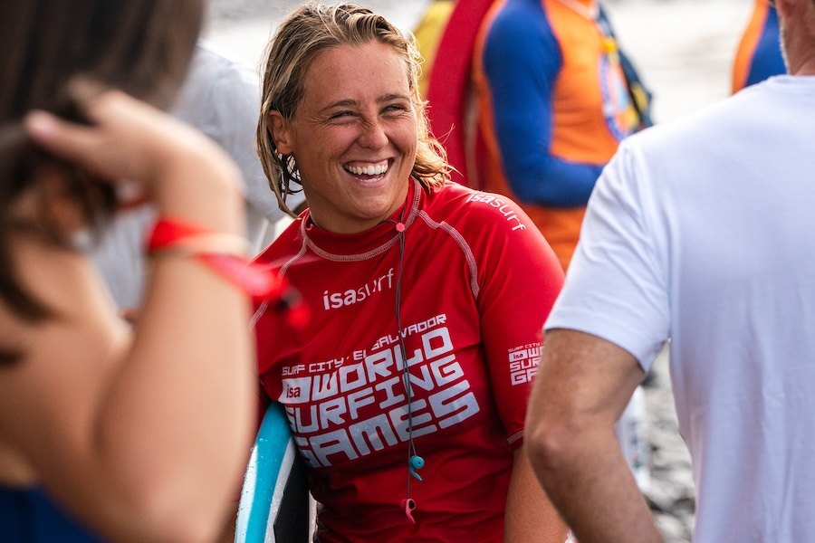 Yolanda Hopkins conquista a prata nos ISA World Surfing Games e faz história para Portugal