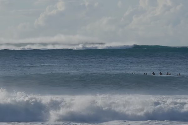 Jamie O’Brien estreia o inverno no North Shore com swell XXL em Pipeline
