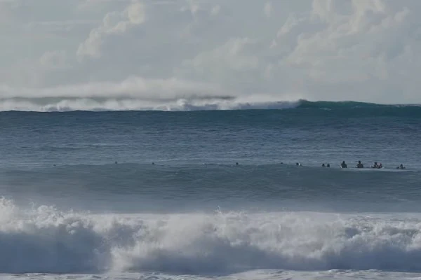 Jamie O’Brien estreia o inverno no North Shore com swell XXL em Pipeline