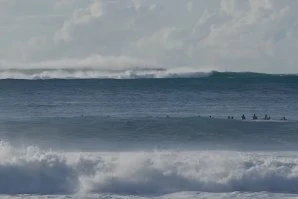 Jamie O’Brien estreia o inverno no North Shore com swell XXL em Pipeline