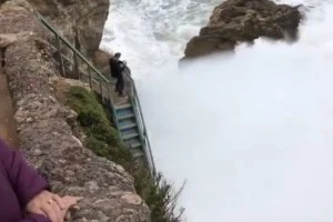 TRAGÉDIA IMINENTE NA NAZARÉ - ONDA ATINGE ESPECTADORES