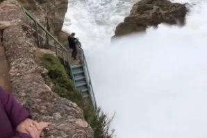 TRAGÉDIA IMINENTE NA NAZARÉ - ONDA ATINGE ESPECTADORES