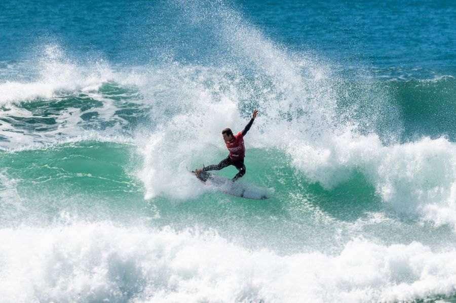 Guilherme Ribeiro destaca-se entre os portugueses na segunda ronda masculina do Caparica Surf Fest