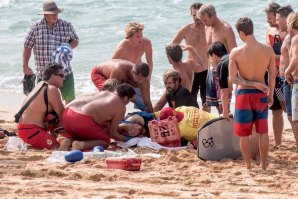 Imagem de um famoso salvamento em Pipeline no Hawaii protagonizado por Guilherme Tâmega com mais alguns surfistas e equipa de nadadores salvadores. O trabalho em equipa foi fundamental.