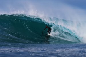 Happy Recluse – Um surfista apaixonado pelo surf em águas geladas