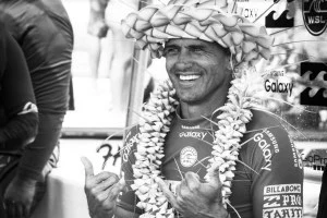 Kelly Slater, a vibrar como um &quot;grom&quot;.